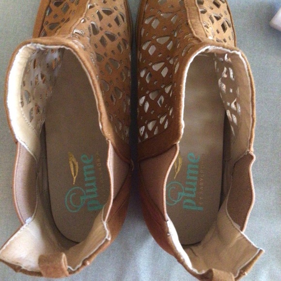 Plume by FarylRobin Sorella Laser Cut Fuax Suede Bootie Ankle Boot Size 8.5 - Picture 9 of 9